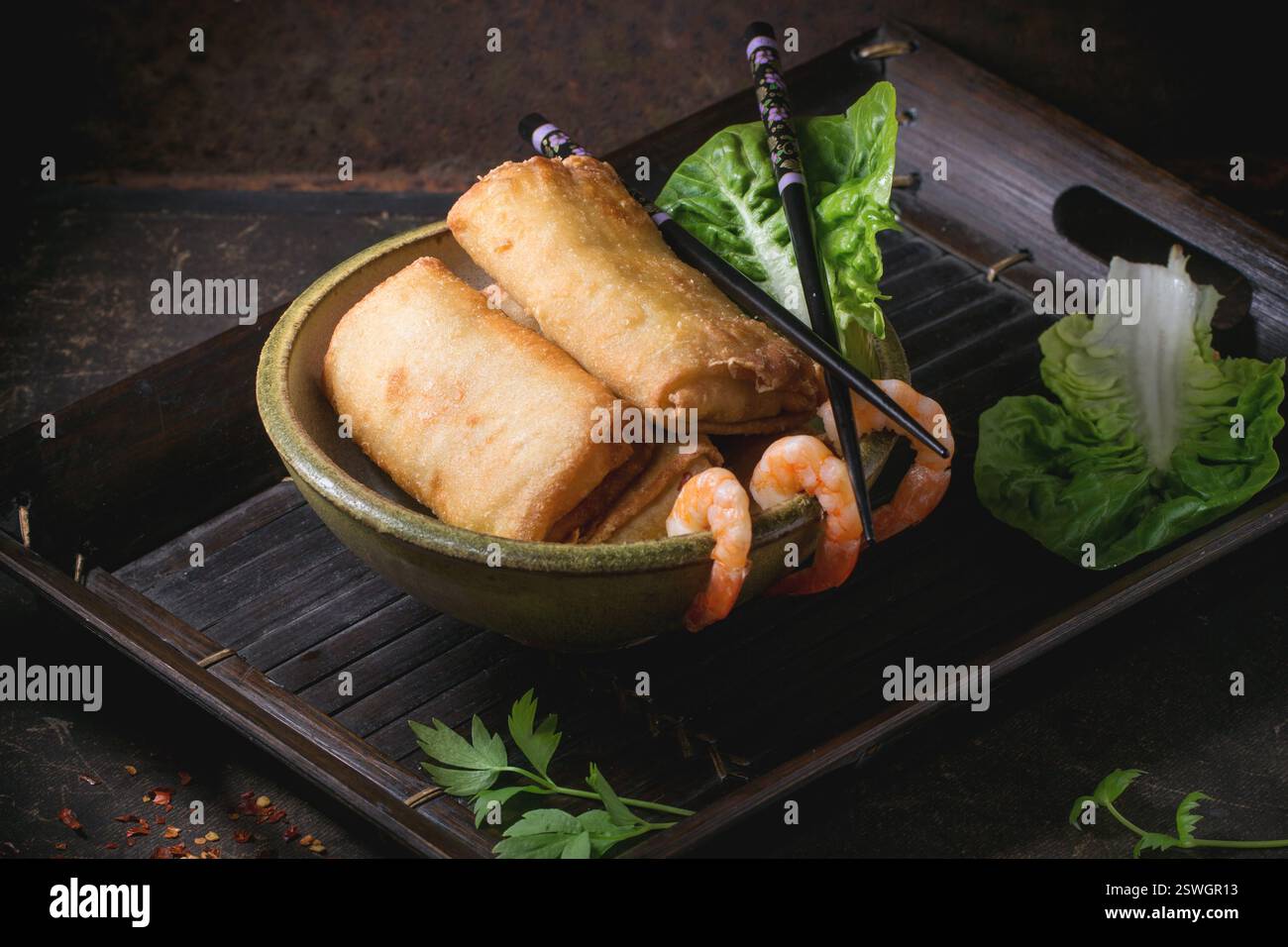 Involtini primavera con verdure e gamberetti Foto Stock
