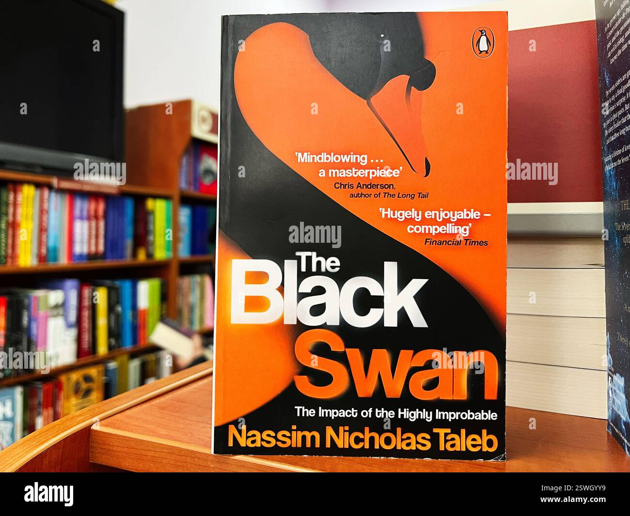Leopoli, Ucraina - 20 febbraio 2025: The Black Swan di Nassim Nicholas Taleb. Un libro di spicco esposto in un ambiente luminoso con più libri lei Foto Stock