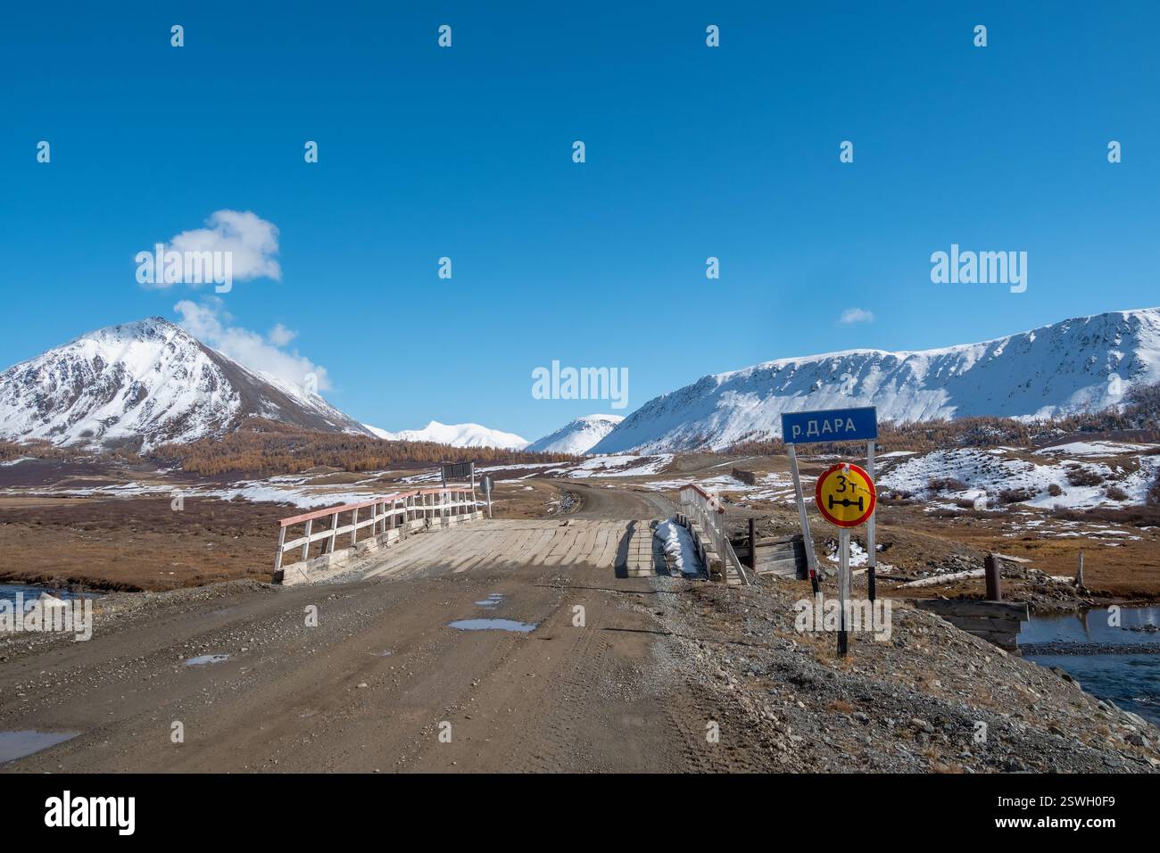 Vecchio ponte di legno sul fiume Dara. Terra dura. Foto Stock