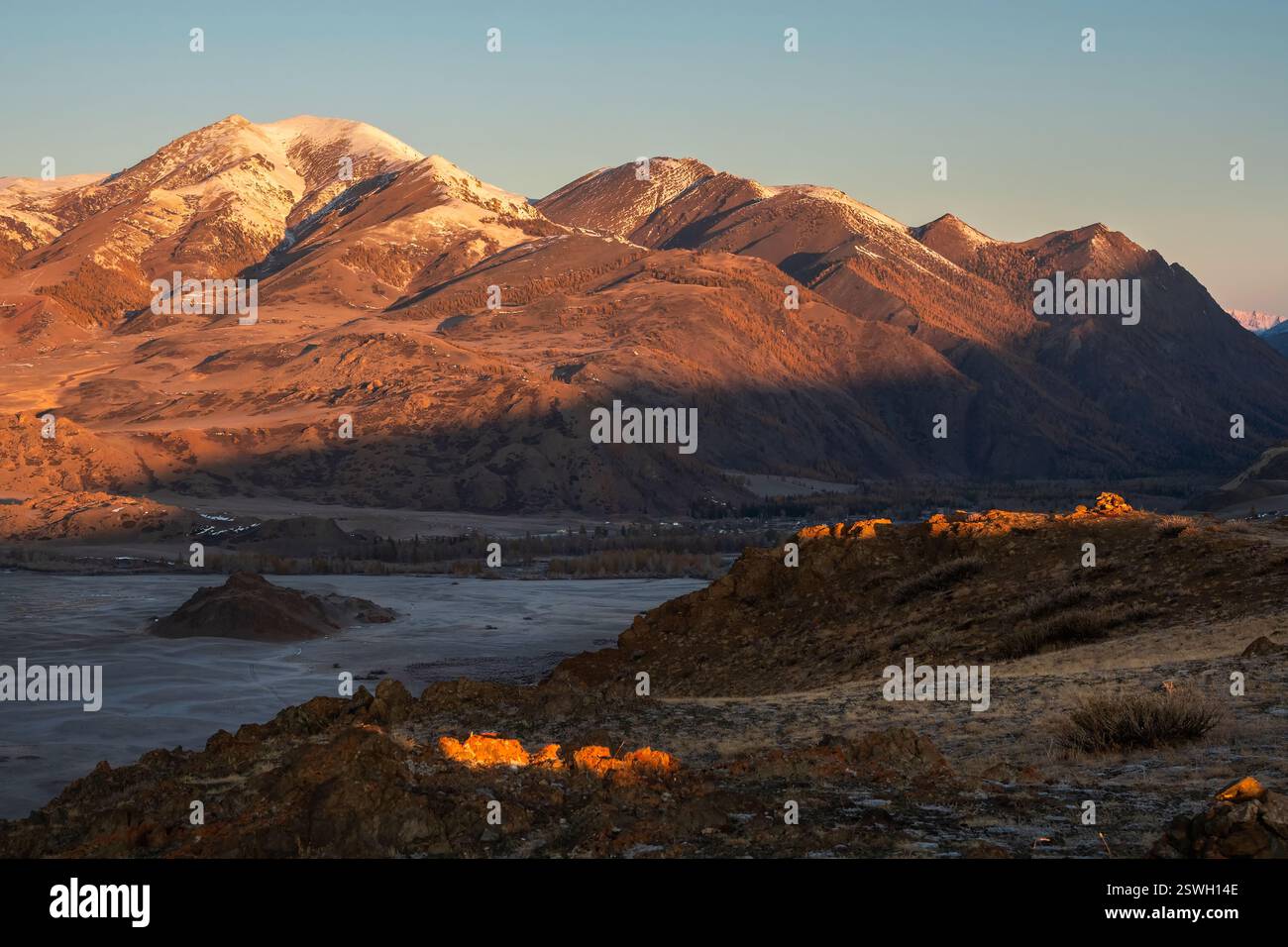 Quando le ombre serali giocano con le montagne. Foto Stock