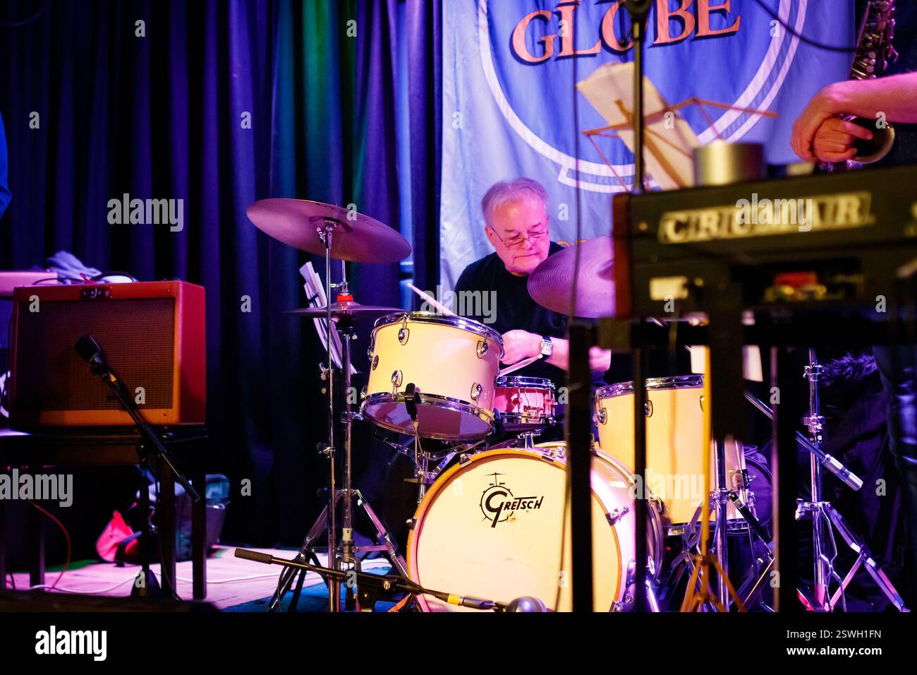 Musicista jazz batterista in una band che suona jazz presso il locale di musica dal vivo The Globe in Railway Street newcastle upon tyne uk Foto Stock