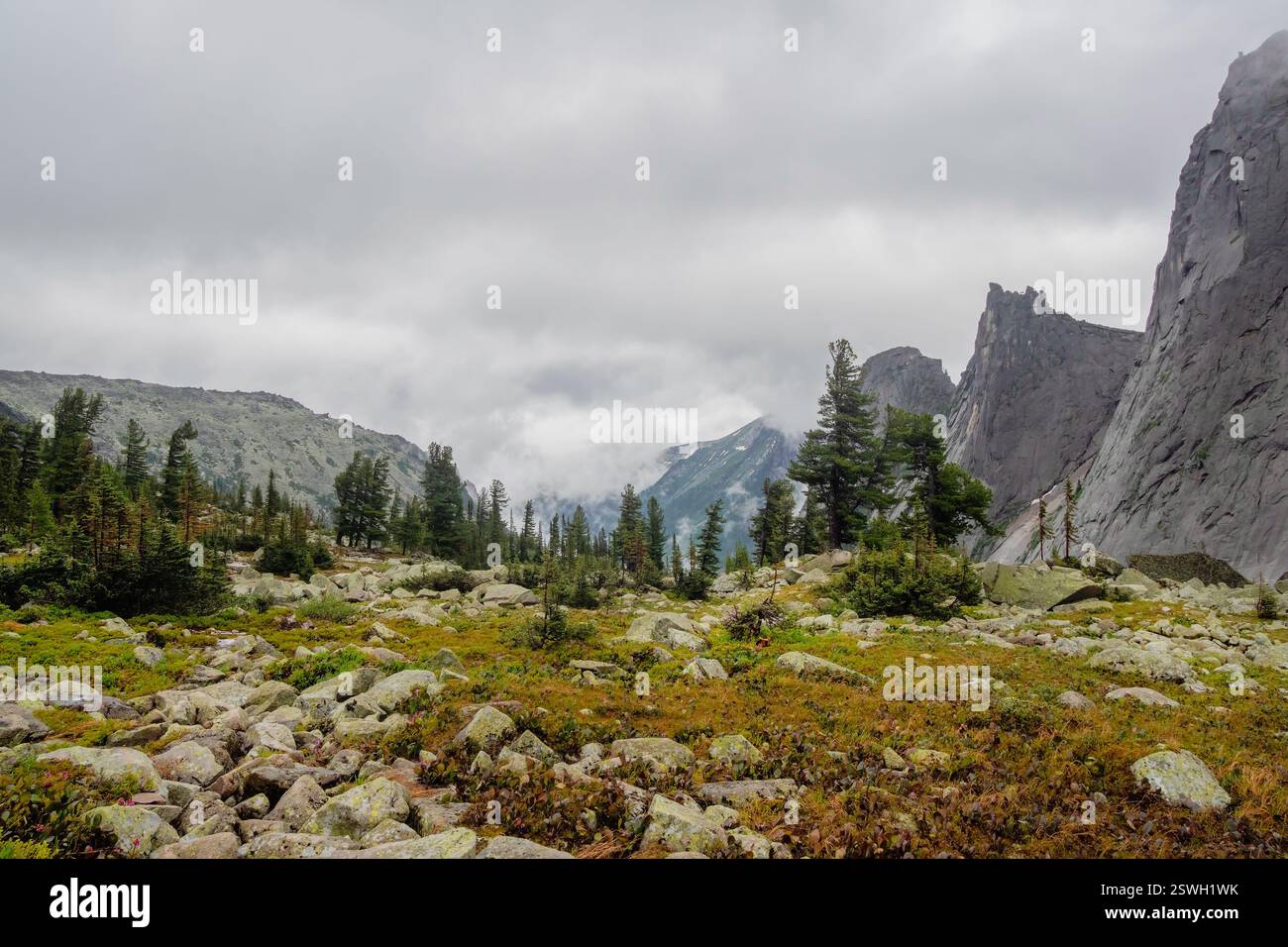 Montagne cupe. Rapidi cambiamenti nel tempo, un temporale Foto Stock