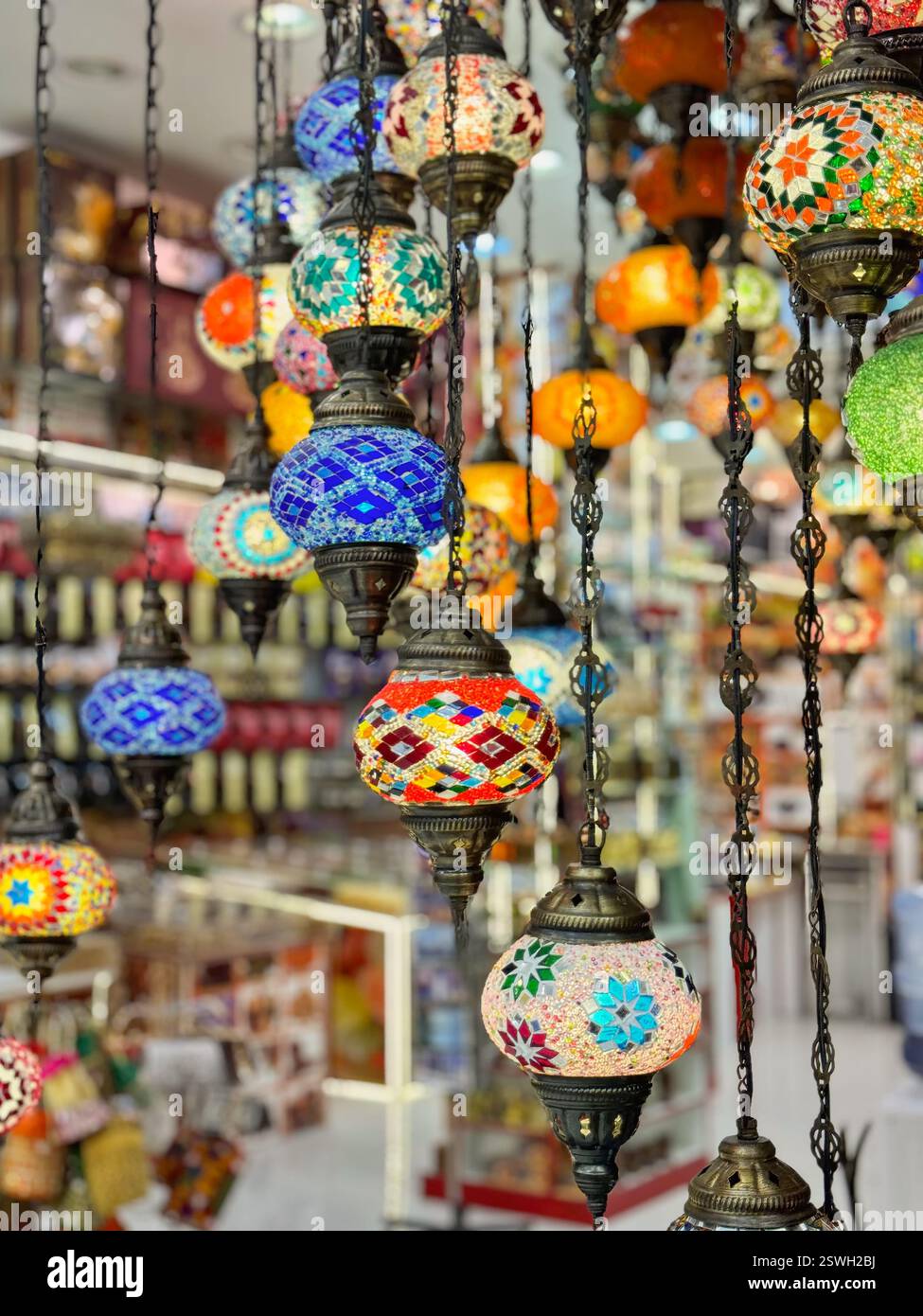 Lampade a sospensione decorative turche in vendita sul mercato di Dubai. Foto Stock