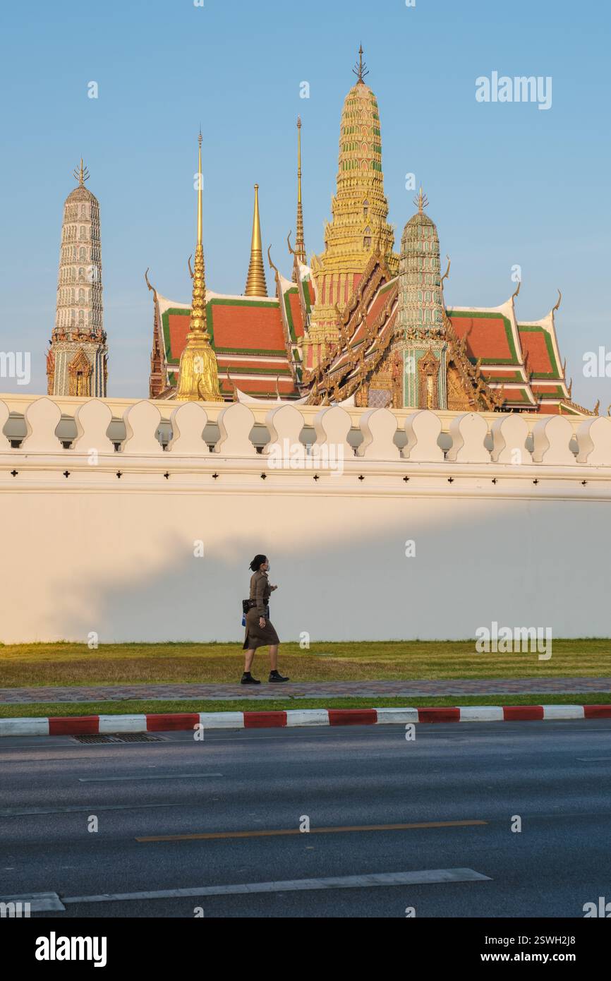 Passeggiata mattutina vicino al Grand Palace di Bangkok, Thailandia, con una splendida architettura Foto Stock