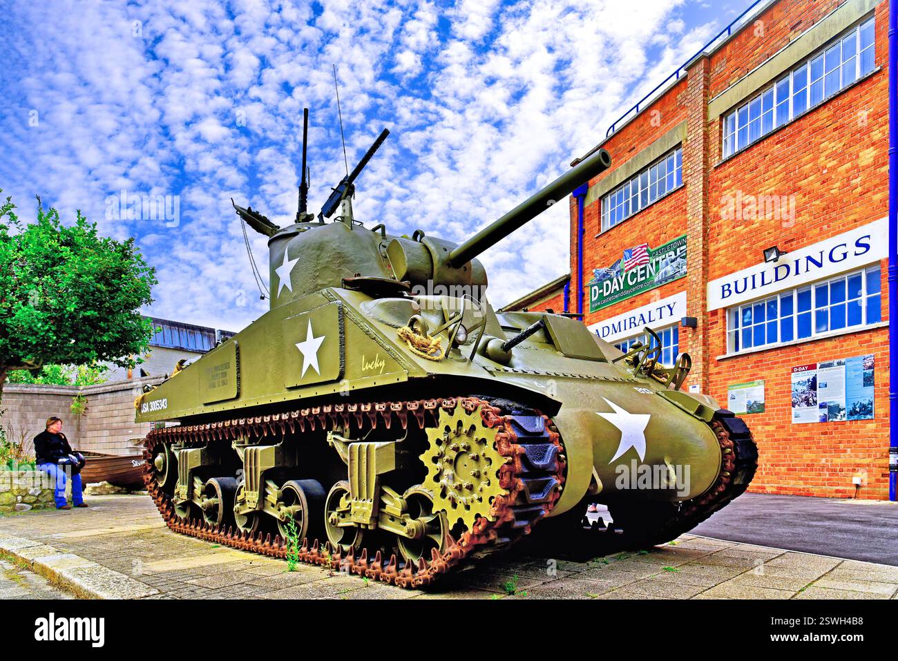 Portland, Dorset Castletown WWII D-Day Centre American M4 Sherman carro medio contro cielo blu e nuvole di sgombri Foto Stock