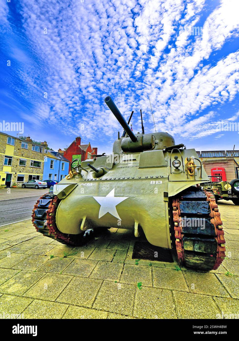 Portland Dorset Castletown WWII D-Day Centre American M4 Sherman carro medio contro cielo blu profondo e nuvole di sgombri Foto Stock