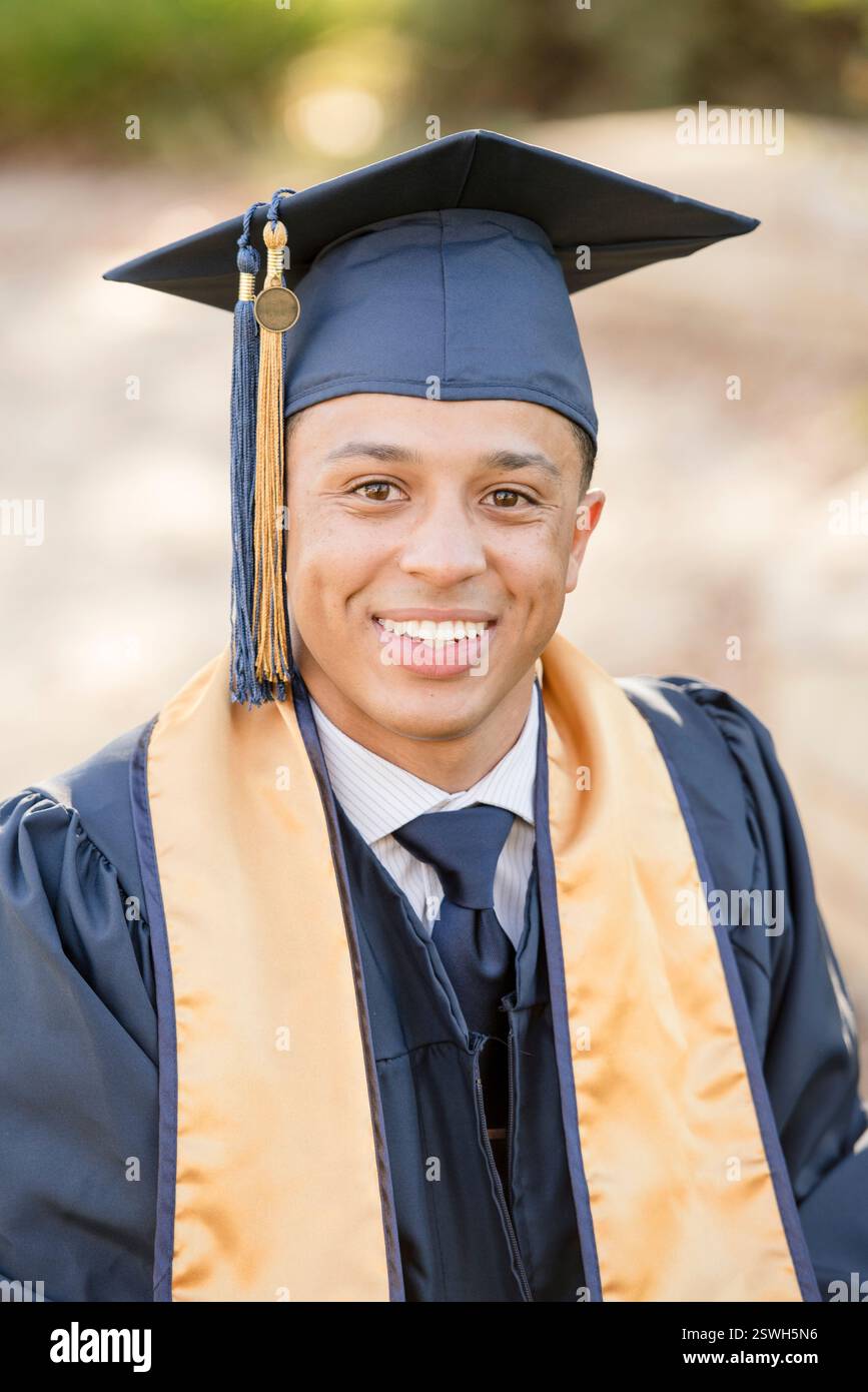 Primo piano di un uomo che si laurea Foto Stock