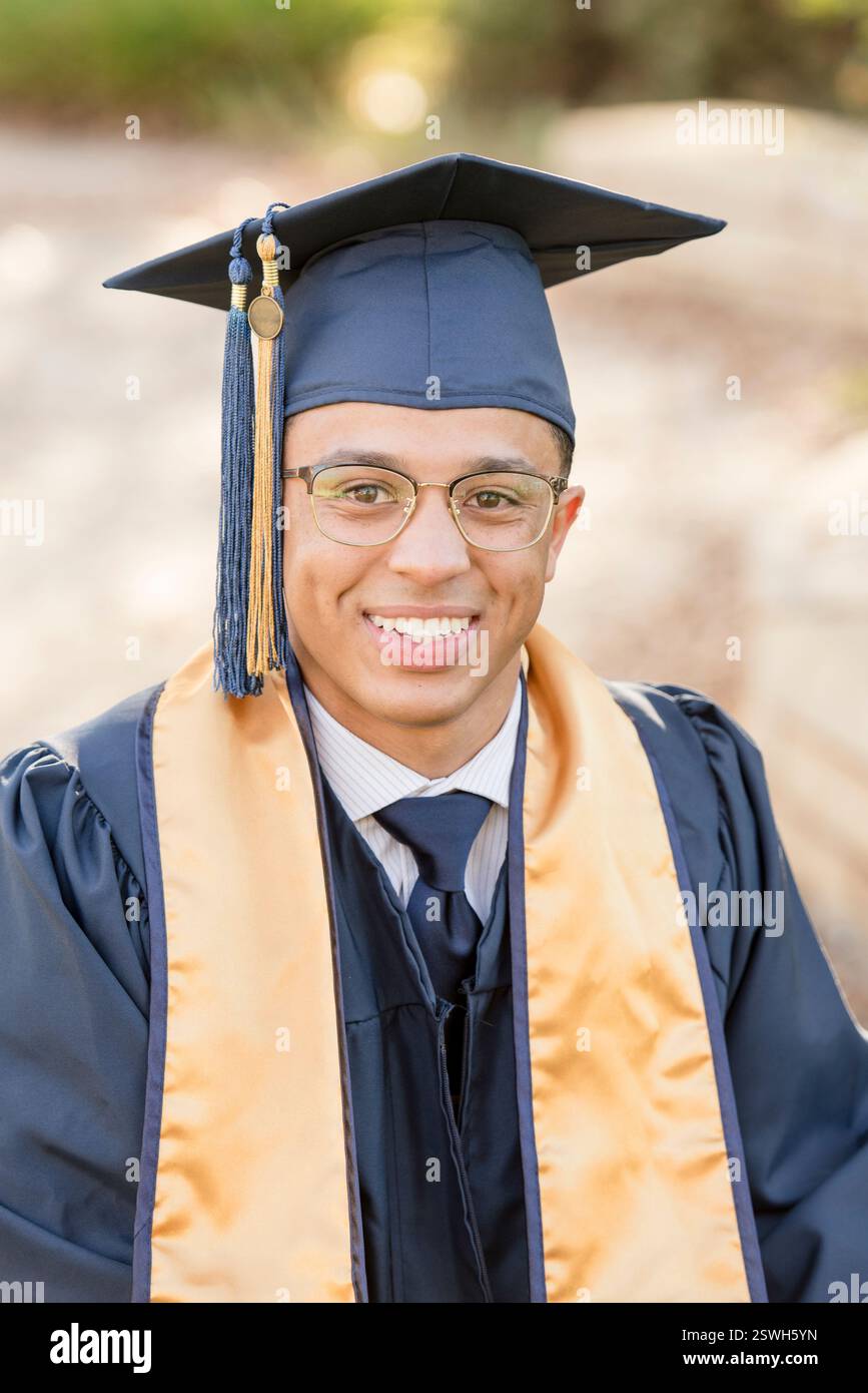 Orgoglioso laureato che celebra un importante traguardo Foto Stock