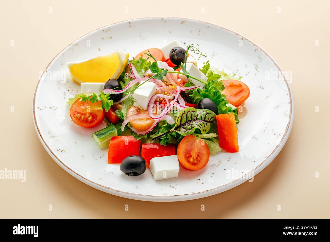 Insalata greca con feta e limone Foto Stock