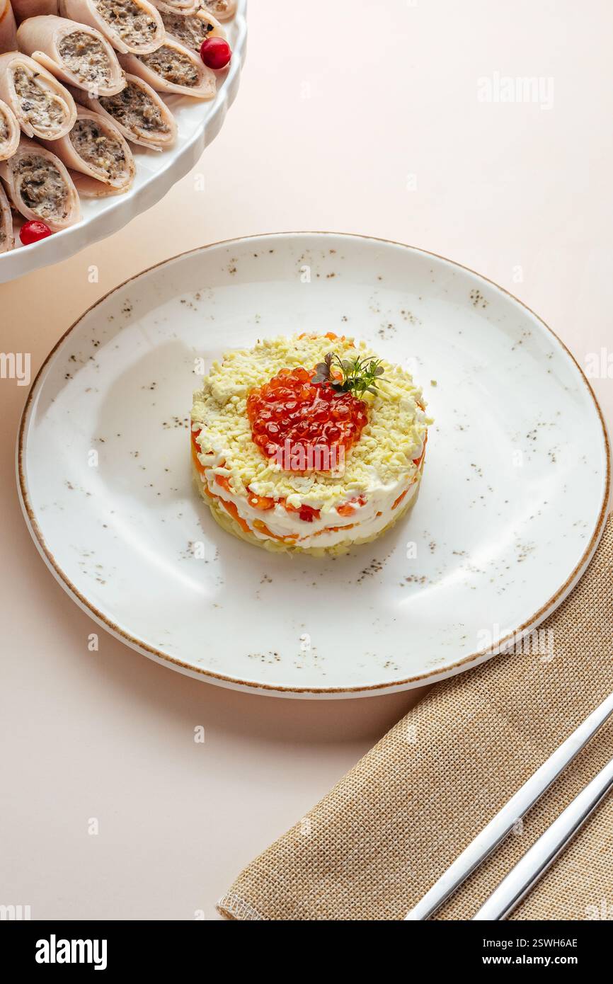insalata mimosa con caviale rosso Foto Stock