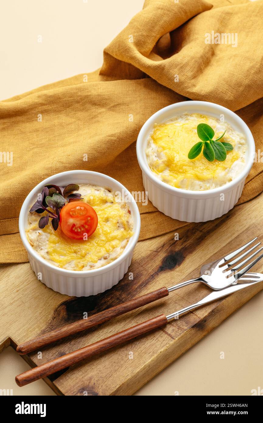 julienne con pollo e formaggio Foto Stock