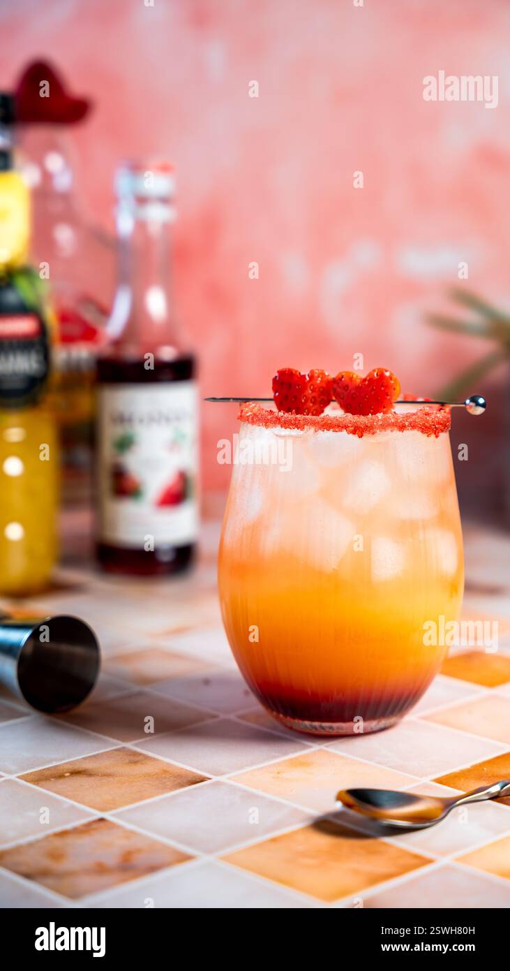 Romantico cocktail mimosa all'alba con fragole Foto Stock Romantico cocktail mimosa all'alba con fragole Foto Stock