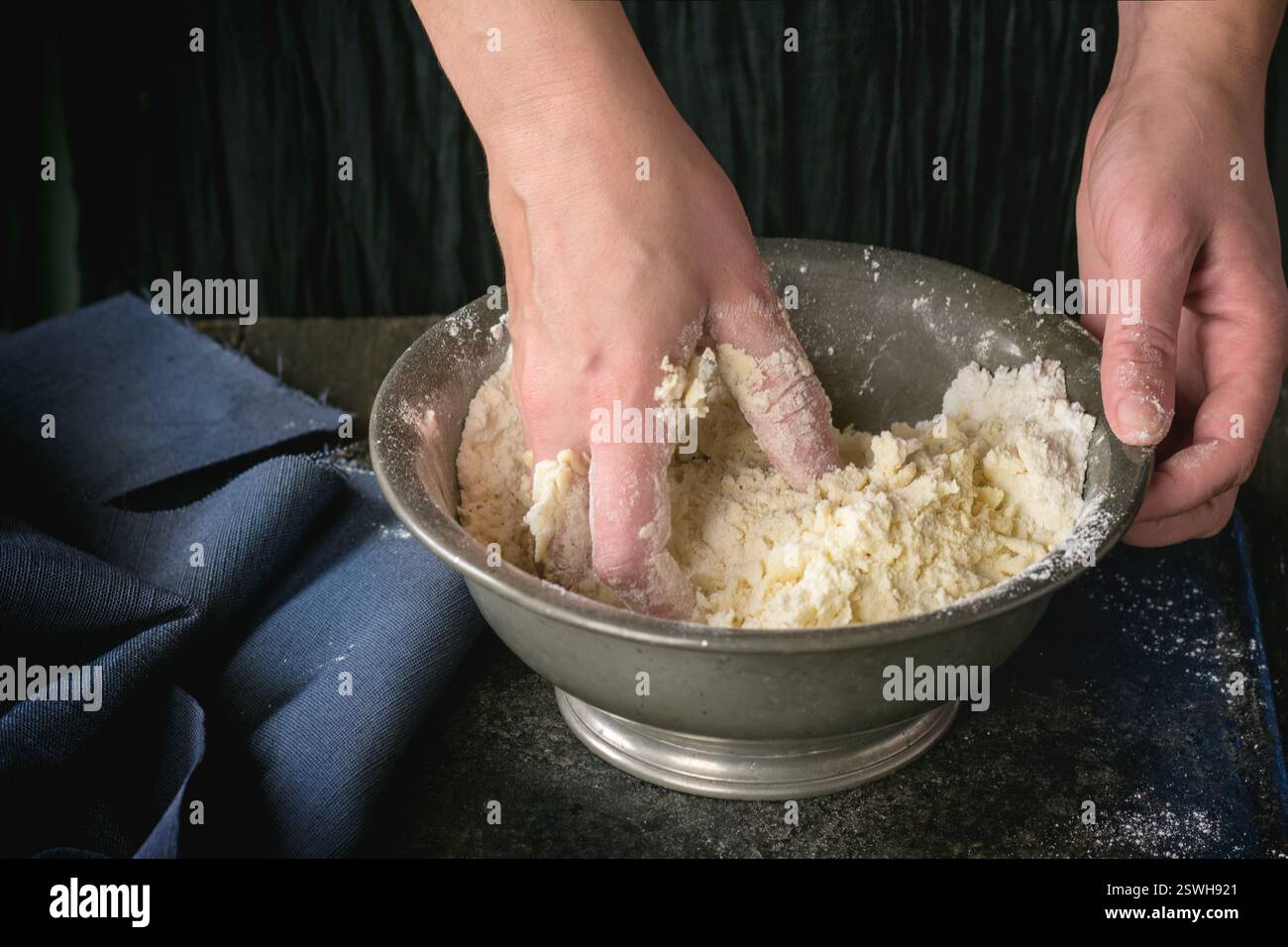Rendendo la pasta frolla Foto Stock