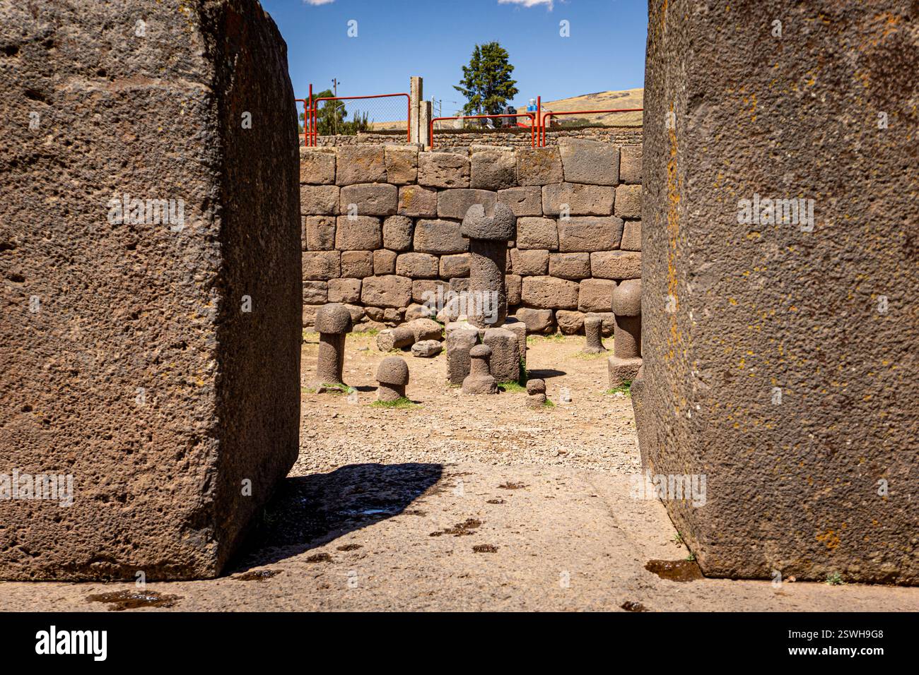 Sito archeologico Inca Uyo a Chucuito Puno, Perù, con monoliti in pietra Sacra e simbolismo della fertilità Foto Stock