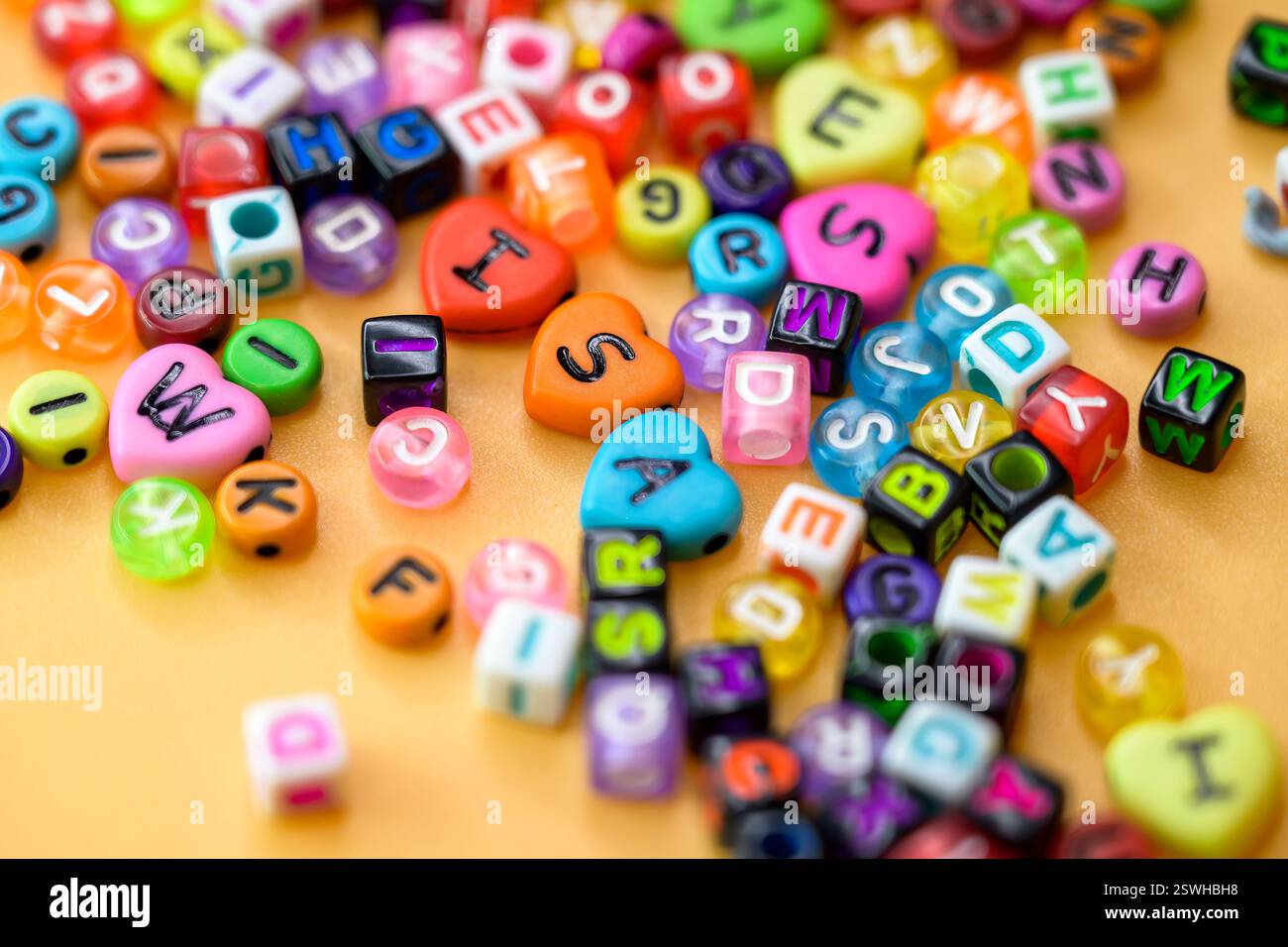 Colorful Hearts with Letters of ISA, i S A, conto di risparmio individuale su sfondo beige circondato da piccole perline decorative, risparmi esentasse Foto Stock