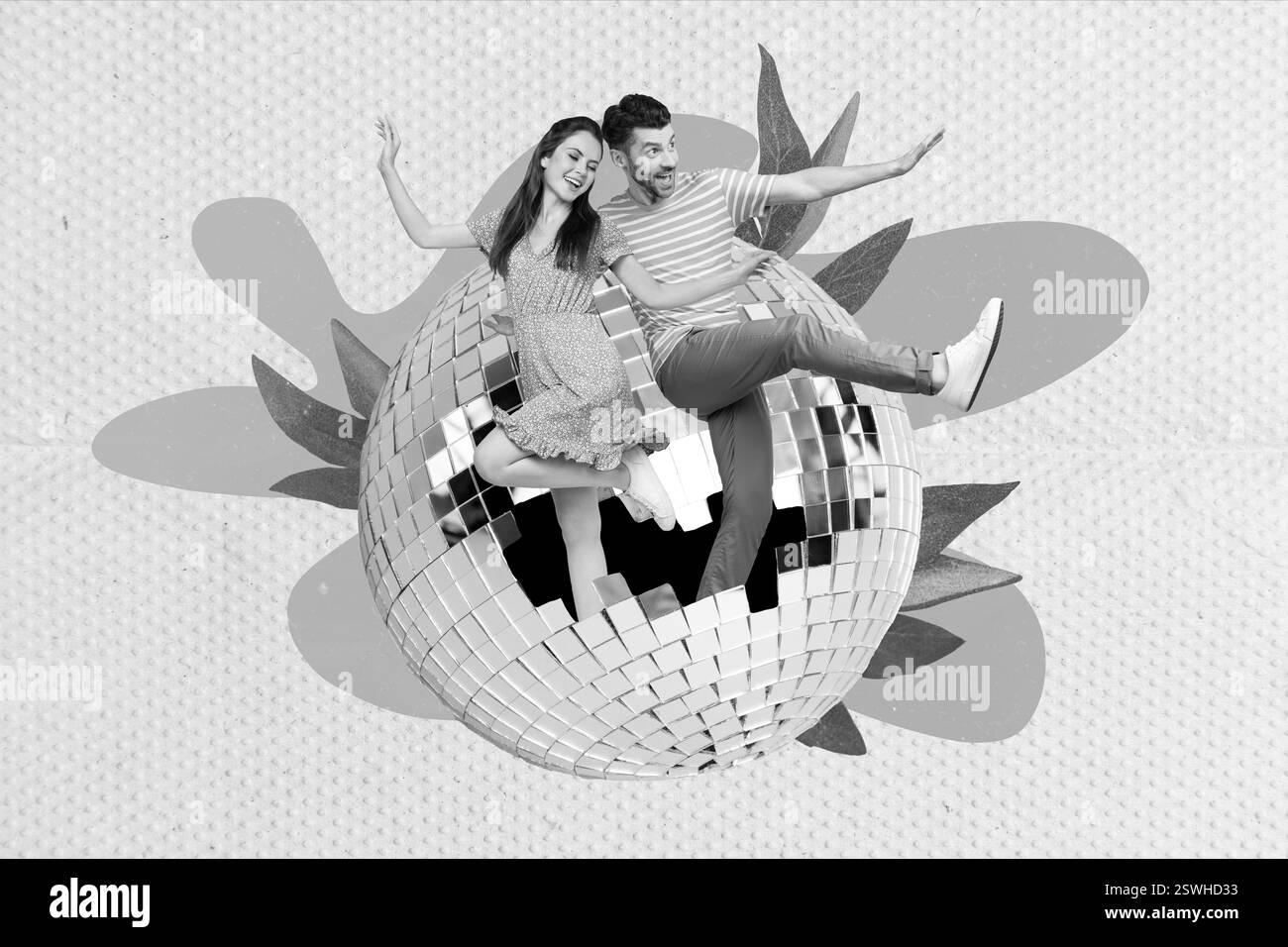 Foto in collage creativo di due persone positive eccitate si divertono a ballare in discoteca grande palla da discoteca isolata su sfondo dipinto Foto Stock