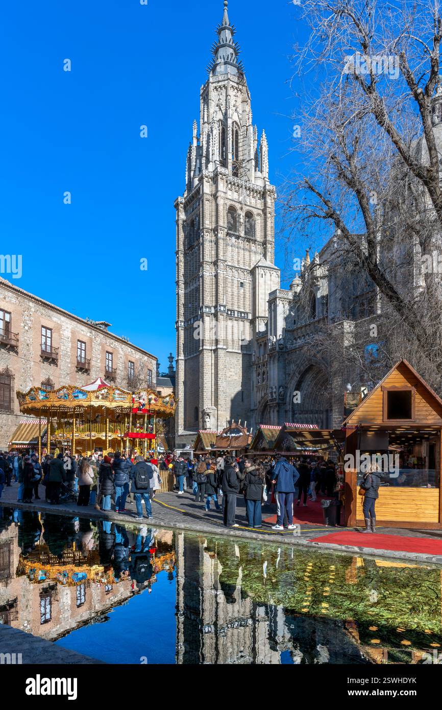 Cattedrale di Santa Maria di Toledo - o semplicemente cattedrale di Toledo. Scatta con i mercatini di Natale e la piccola fiera in primo piano e riflessi. Foto Stock