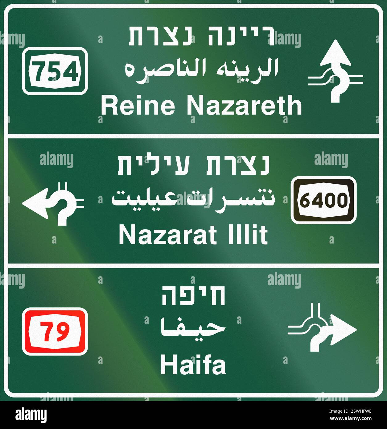 Indicazioni stradali per la guida israeliana alla rotatoria in ebraico, arabo e inglese. Foto Stock