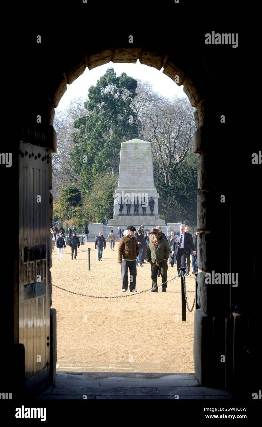 Londra, Regno Unito. Il Guards Divisional Memorial (Harold Charlton Bradshaw / Gilbert Ledward; 1926) sulla Horse Guards Parade visto attraverso l'arco sotto la H. Foto Stock