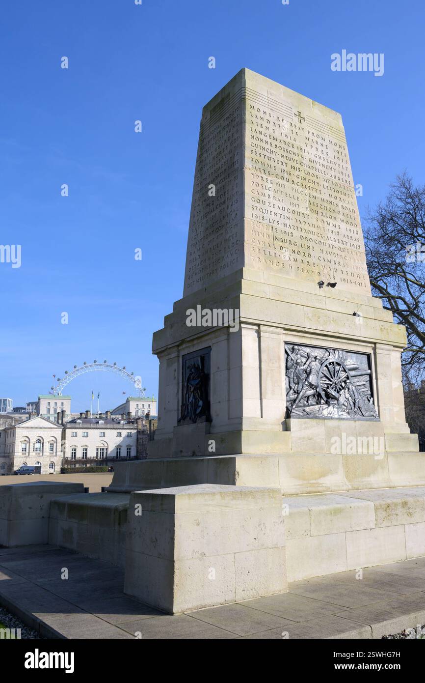 Londra, Regno Unito. Guards Divisional Memorial (Harold Charlton Bradshaw / Gilbert Ledward; 1926) Horse Guards Parade. Il London Eye (dall'altra parte del fiume). Foto Stock