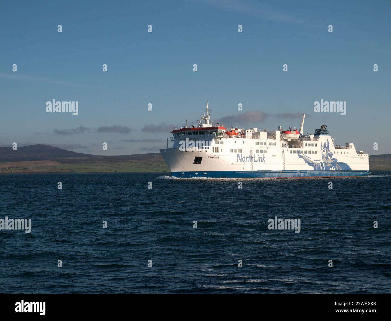Traghetto NorthLink in avvicinamento a Stromness, Isole Orcadi Foto Stock