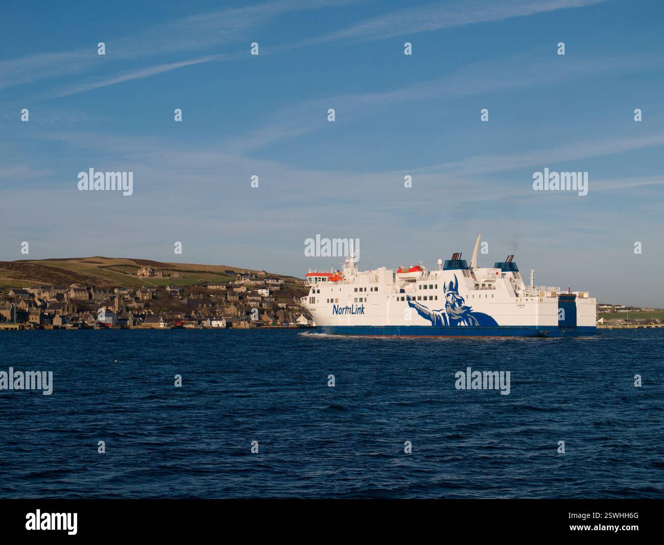 Traghetto NorthLink in avvicinamento a Stromness gennaio 2025, Isole Orcadi Foto Stock