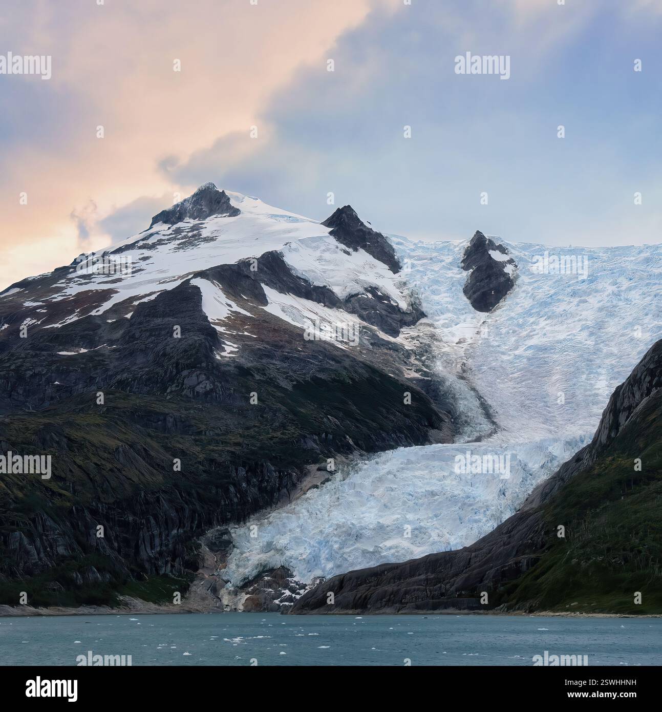 L'Italia o ghiacciaio italiano che scende dal Darwin Icefield della Patagonia meridionale fino al Beagle Channel, in quello che è conosciuto come Glacier Alley. Foto Stock