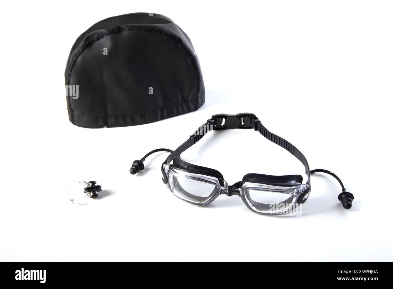 Cuffia da bagno nera, clip per naso e tappi per le orecchie su sfondo bianco Foto Stock