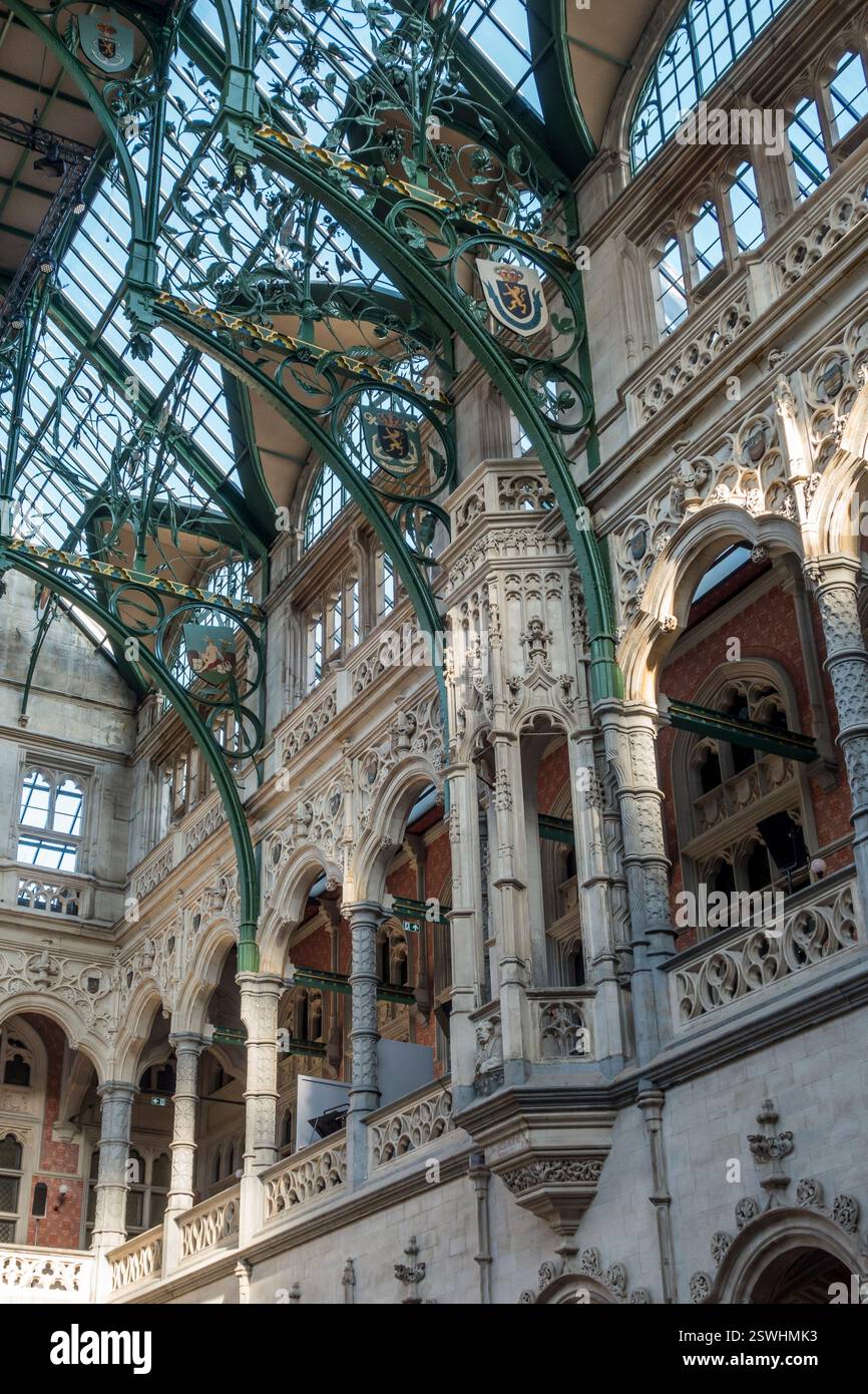 L'interno di He Handelsbeurs, la prima borsa al mondo costruita appositamente ad Anversa, Belgio, costruito nel 1531 e ricostruito con un progetto simile nel 1872 Foto Stock