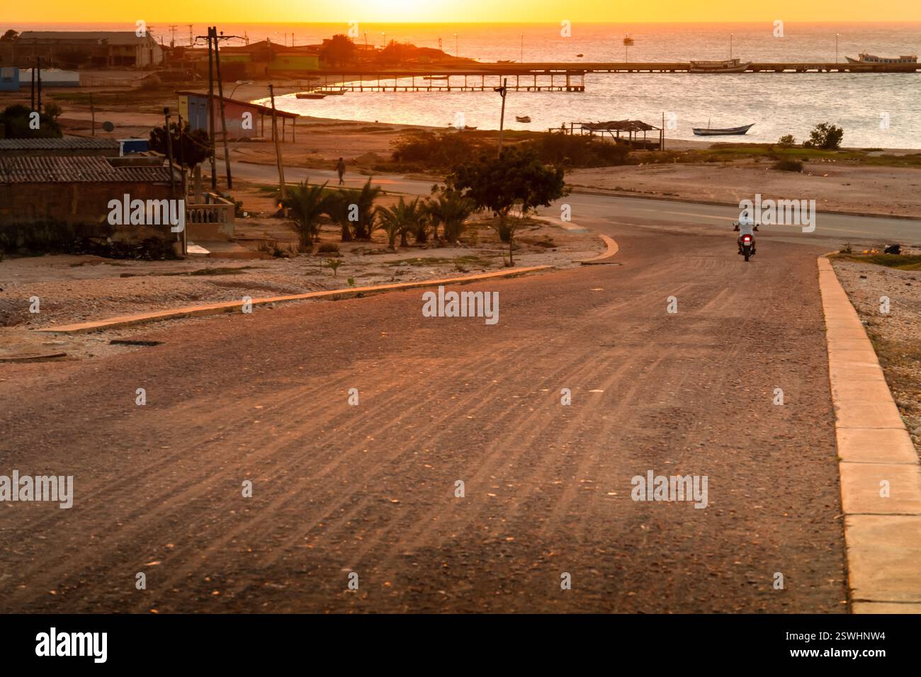 Strada per le Isole Coche, Venezuela. Luce incredibile a fine giornata. La strada verso la libertà. Foto Stock