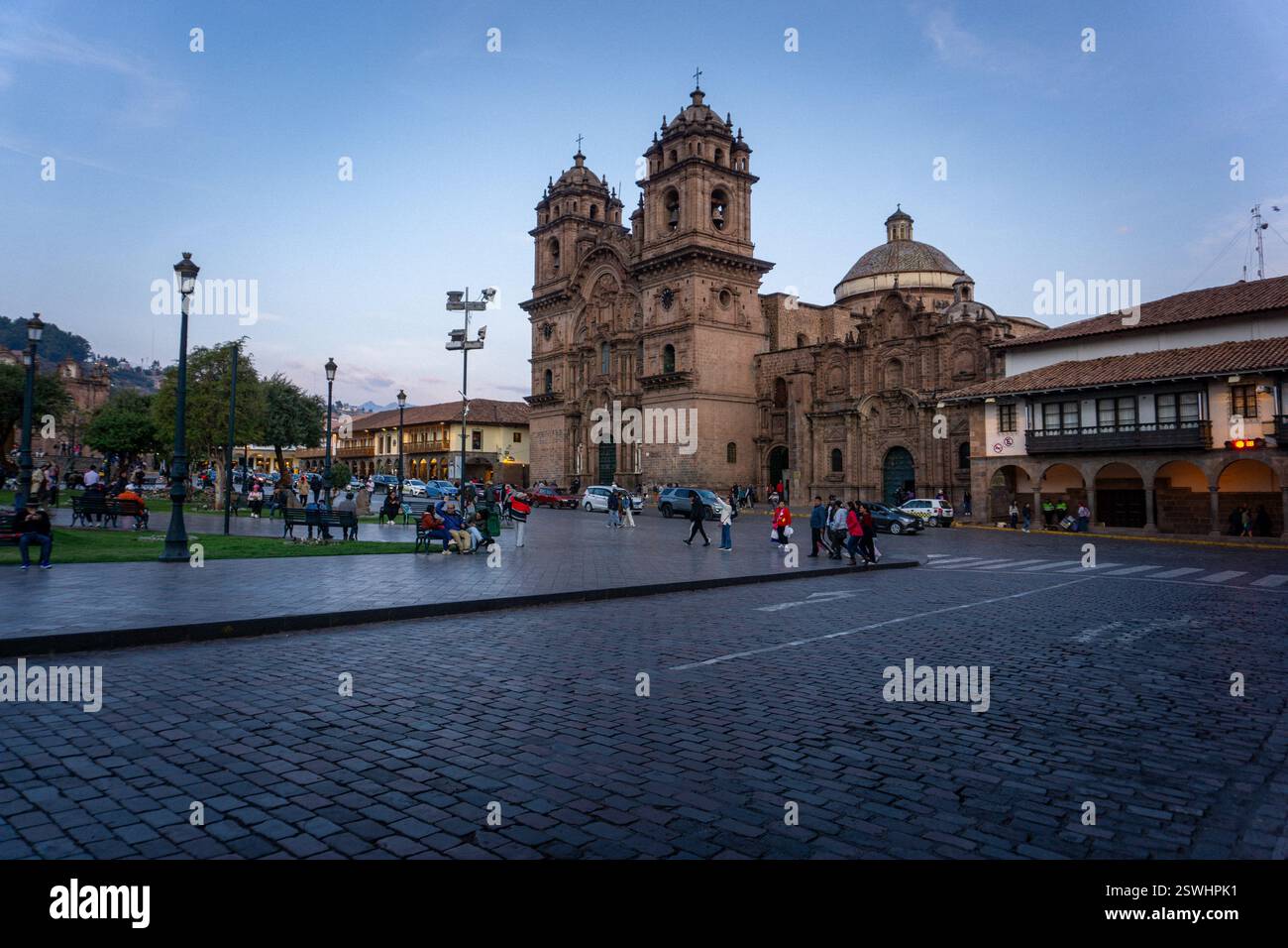La Chiesa del Compañía de Jesús nella Plaza de Armas di Cusco, in Perù, è un punto di riferimento coloniale Foto Stock