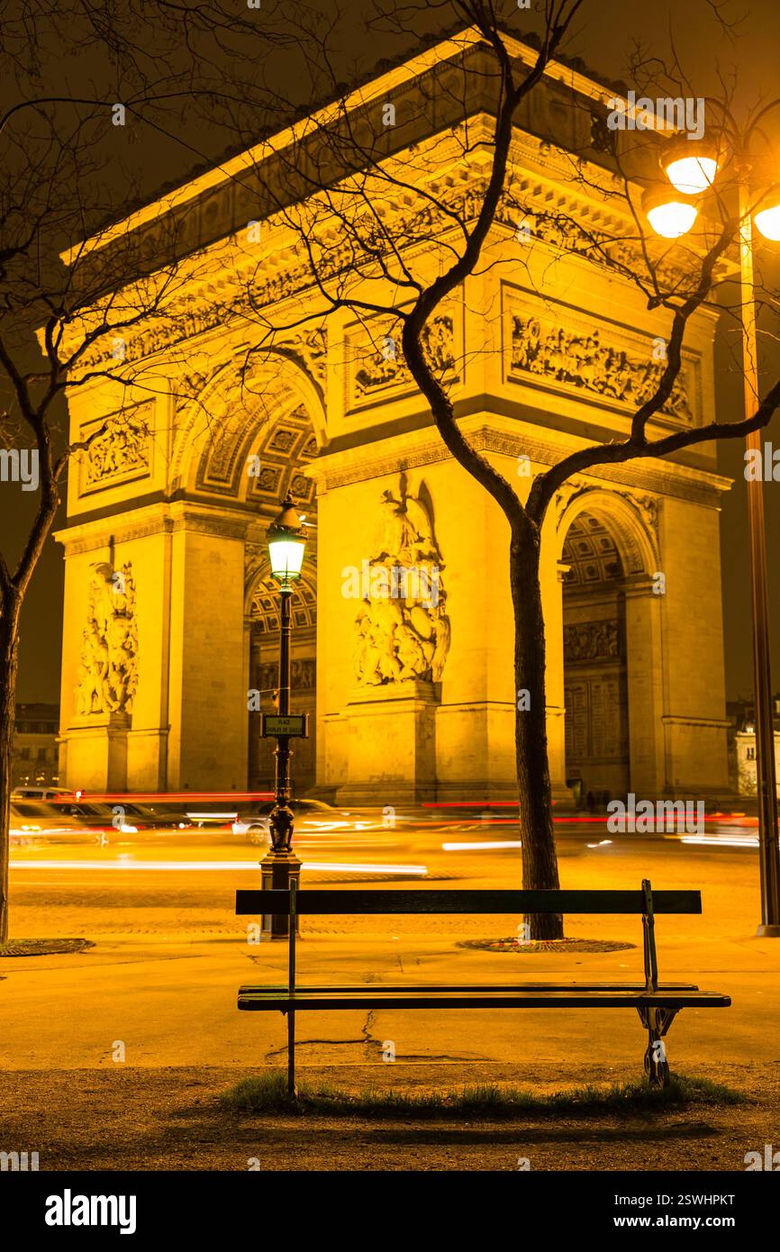 L'Arco di Trionfo di Etoile in Place Charles de Gaulle di notte a Parigi, Francia Foto Stock