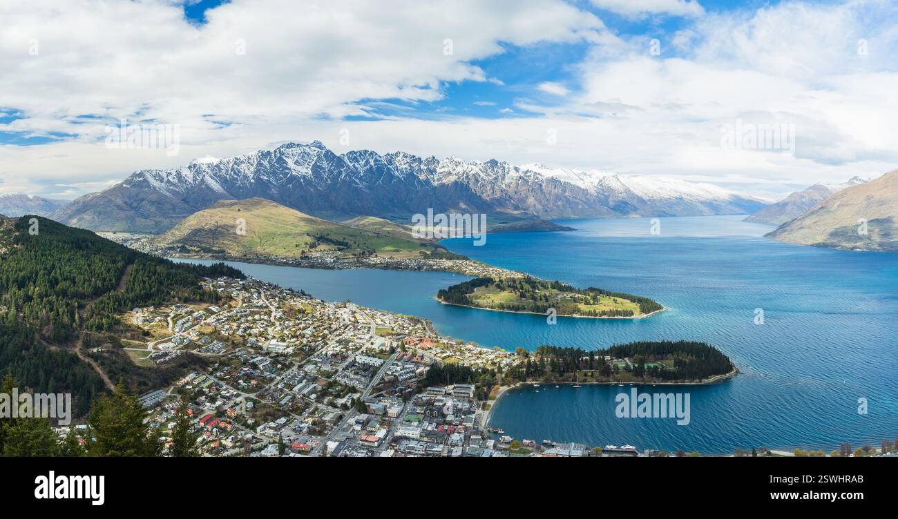 Il lago Wakatipu e il paesaggio urbano dal Bobs Peak Observatory a Queenstown, nuova Zelanda Foto Stock