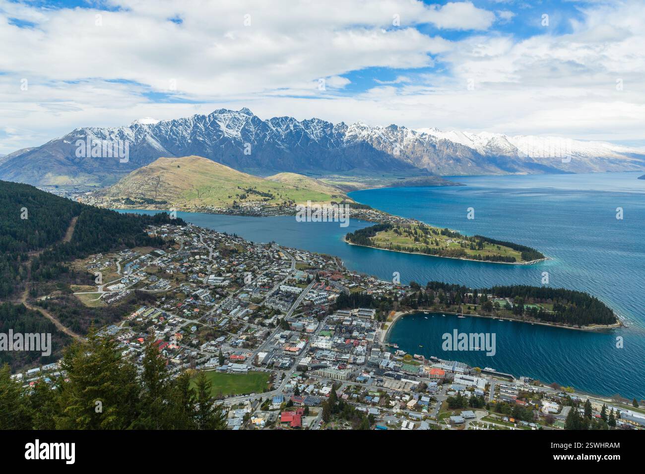 Il lago Wakatipu e il paesaggio urbano dal Bobs Peak Observatory a Queenstown, nuova Zelanda Foto Stock