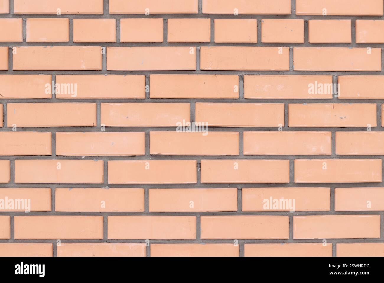 Struttura muraria, sfondo. Sfondo in mattoni arancioni per il design esterno. Concetto di costruzione, edifici all'aperto, garage o casa. Muro con Foto Stock