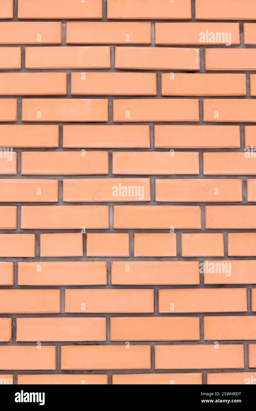 Struttura muraria, sfondo. Sfondo in mattoni arancioni per il design esterno. Concetto di costruzione, edifici all'aperto, garage o casa. Muro con Foto Stock
