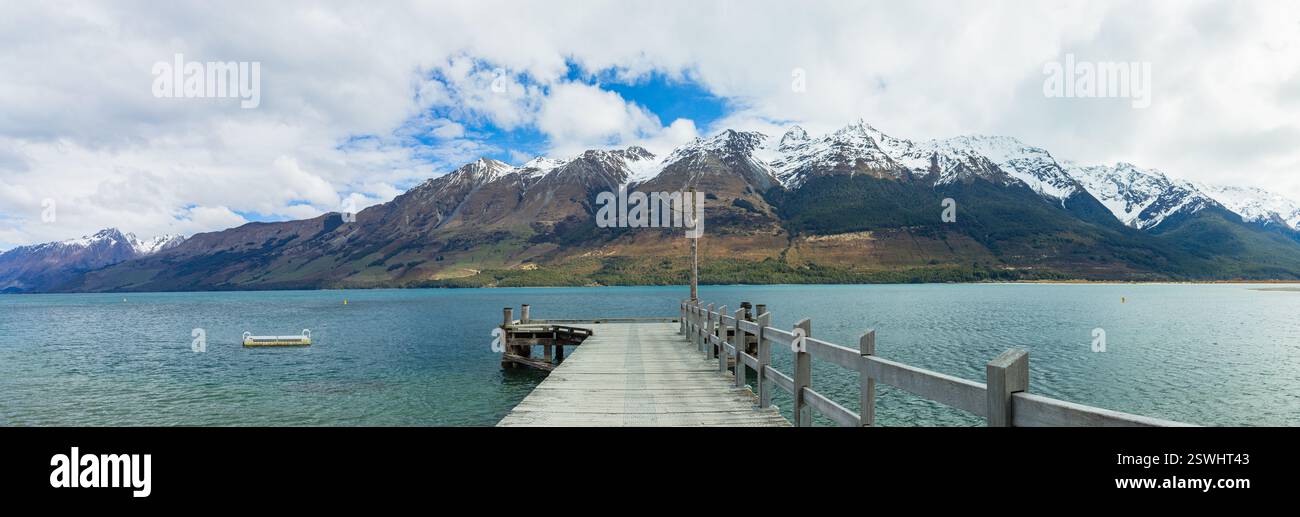 Lago Wakatipu, molo e Alpi meridionali a Glenorchy, nella regione di Otago in nuova Zelanda Foto Stock