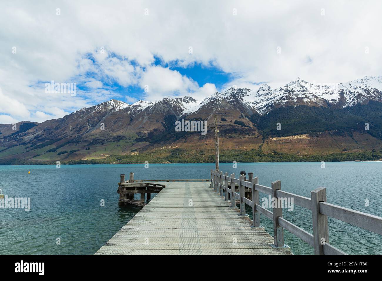 Lago Wakatipu, molo e Alpi meridionali a Glenorchy, nella regione di Otago in nuova Zelanda Foto Stock