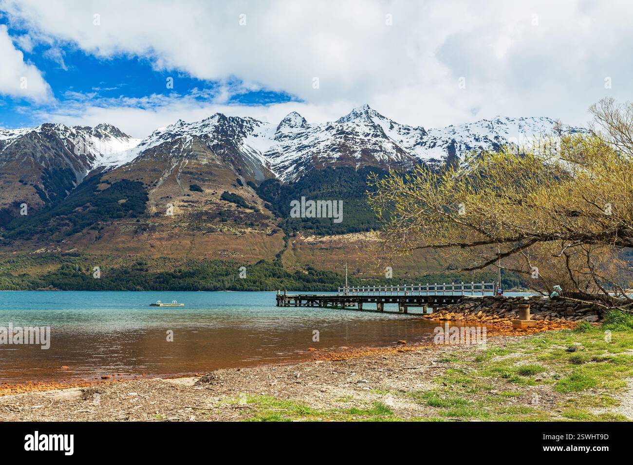 Lago Wakatipu, molo e Alpi meridionali a Glenorchy, nella regione di Otago in nuova Zelanda Foto Stock