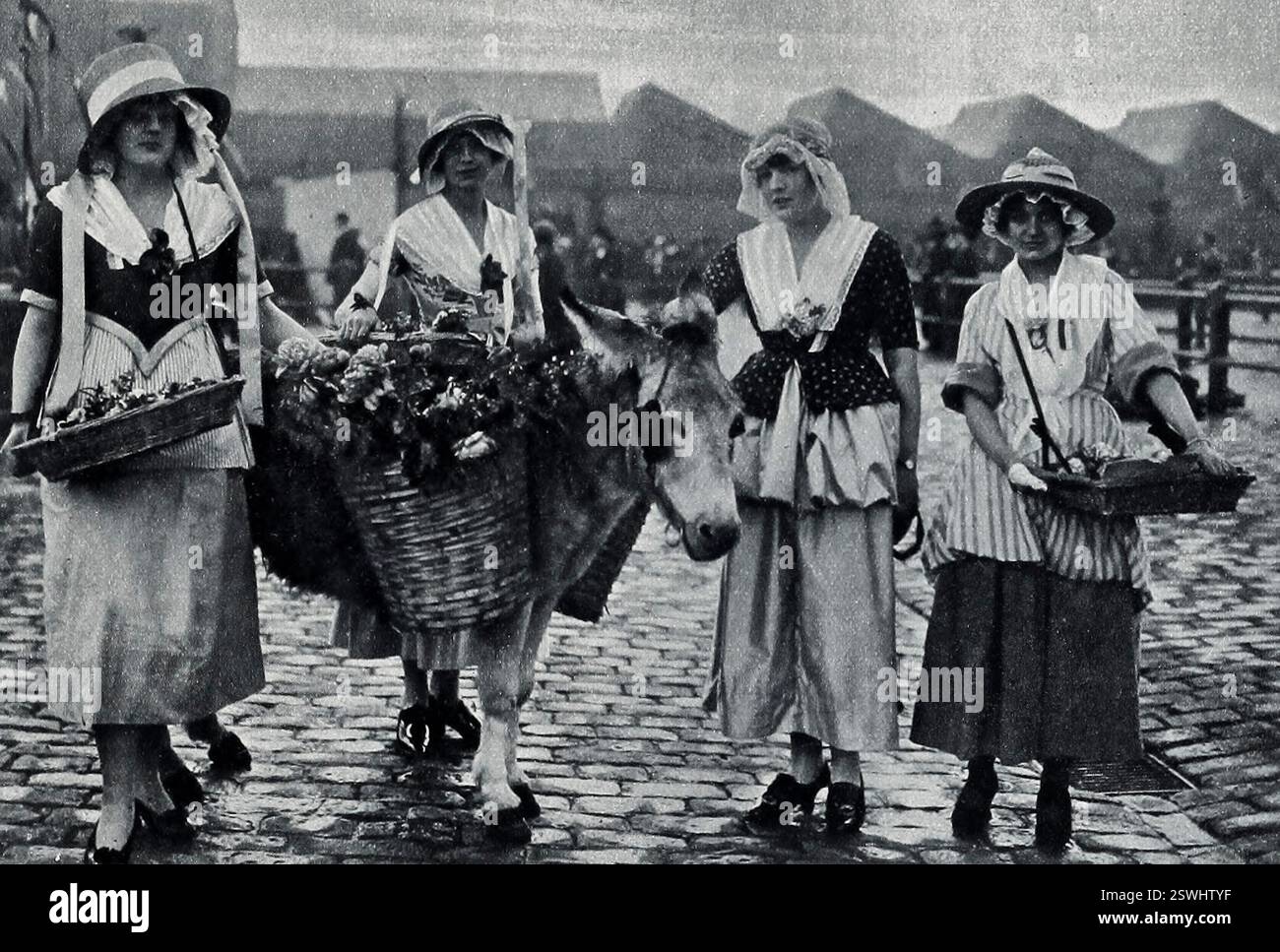 Ragazze di fiori per i feriti nella prima guerra mondiale Foto Stock
