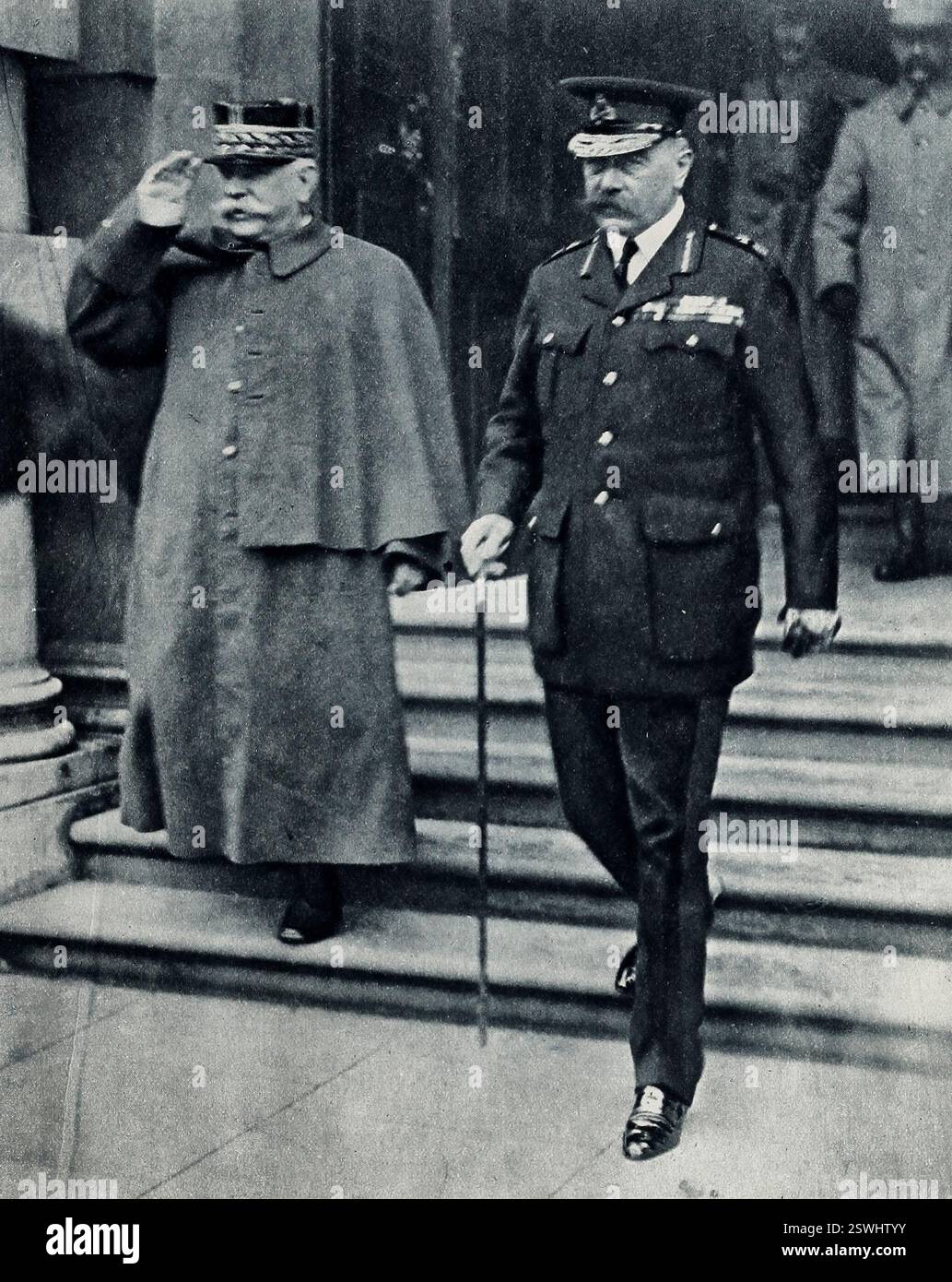 Ministro della guerra britannico e Generalissimo francese - Lord Kitchener e il generale Joffre durante la prima guerra mondiale Foto Stock
