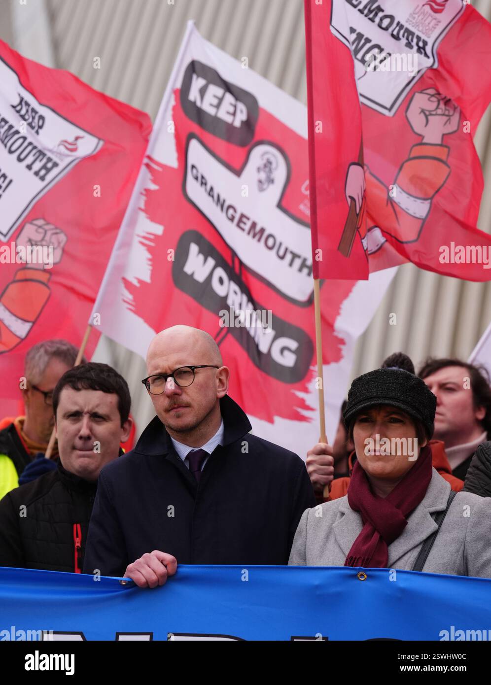 Il deputato laburista Brian Leishman si unisce ai membri di Unite union per partecipare a una manifestazione di protesta contro i piani di Petroineos di chiudere la raffineria di petrolio di Grangemouth, durante la conferenza del Partito Laburista scozzese presso il Scottish Exhibition Centre (SEC) di Glasgow. Data foto: Venerdì 21 febbraio 2025. Foto Stock