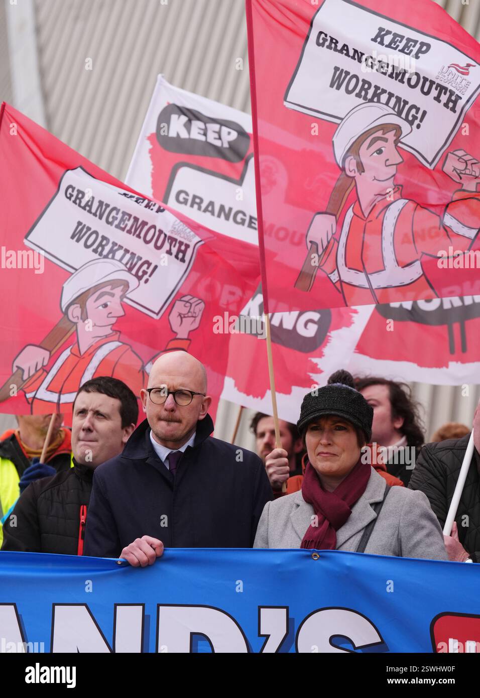 Il deputato laburista Brian Leishman si unisce ai membri di Unite union per partecipare a una manifestazione di protesta contro i piani di Petroineos di chiudere la raffineria di petrolio di Grangemouth, durante la conferenza del Partito Laburista scozzese presso il Scottish Exhibition Centre (SEC) di Glasgow. Data foto: Venerdì 21 febbraio 2025. Foto Stock
