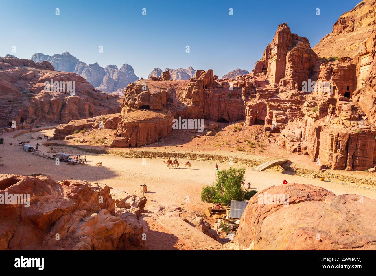 Vista del sentiero principale nell'antica città nabatea di Petra, in Giordania, patrimonio dell'umanità dell'UNESCO. Foto Stock