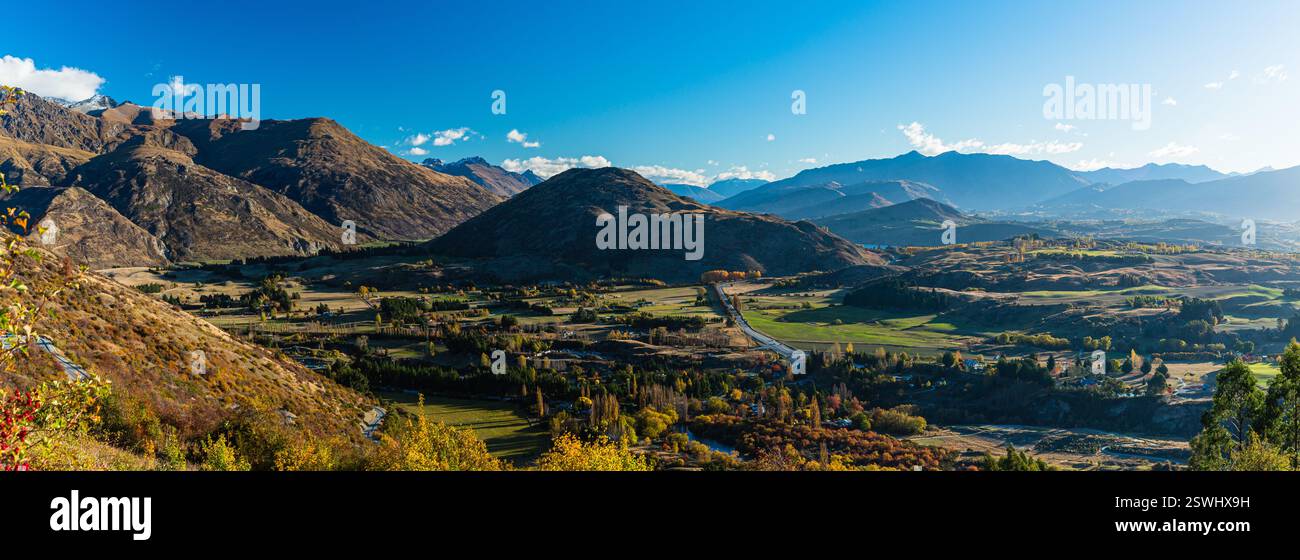 Paesaggi e foglie autunnali dall'osservatorio di Arrowtown Junction nella regione di Otago in nuova Zelanda Foto Stock