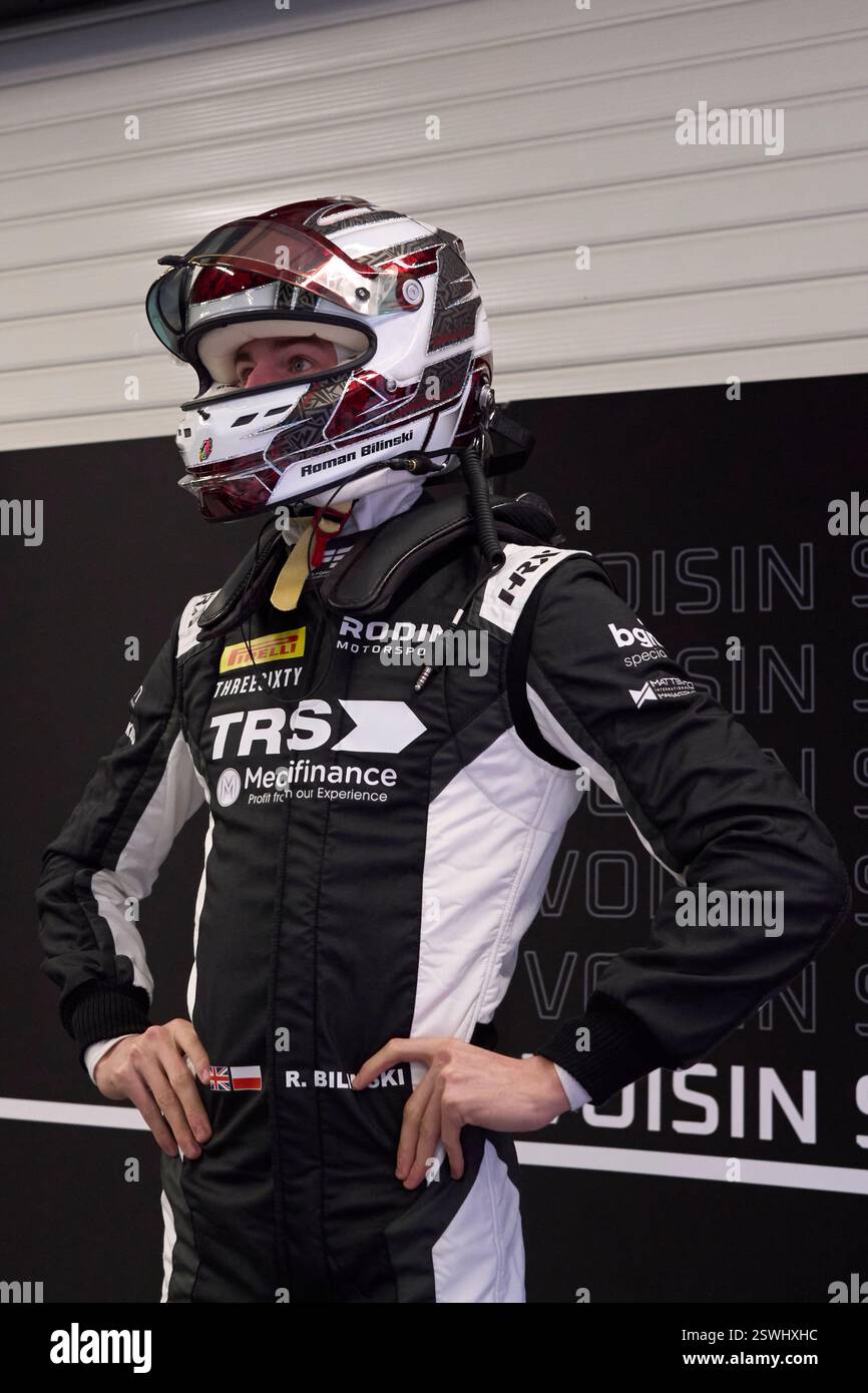 BARCELLONA, SPAGNA - 20 FEBBRAIO: Roman Bilinski della Polonia e Rodin Motorsport (25) guarda in garage durante i test di Formula 3 al Circuit de Barce Foto Stock