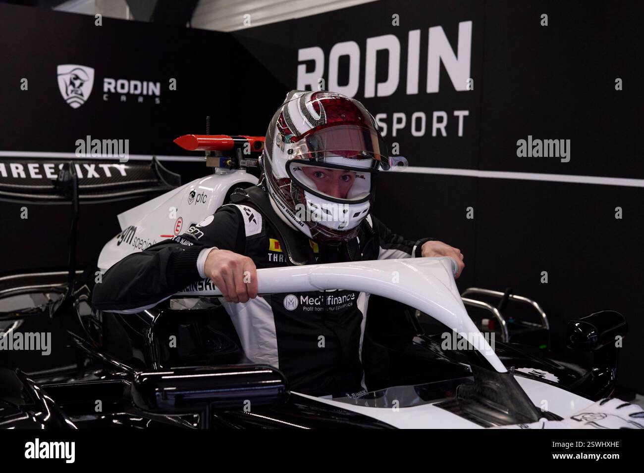 BARCELLONA, SPAGNA - 20 FEBBRAIO: Roman Bilinski della Polonia e Rodin Motorsport (25) si prepara a guidare in garage durante i test di Formula 3 sul circuito Foto Stock