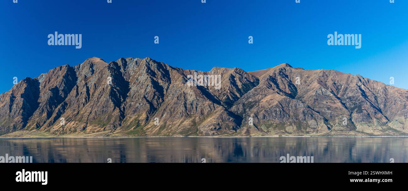 Il lago Hawea e la catena montuosa dietro di esso nella regione di Otago in nuova Zelanda Foto Stock