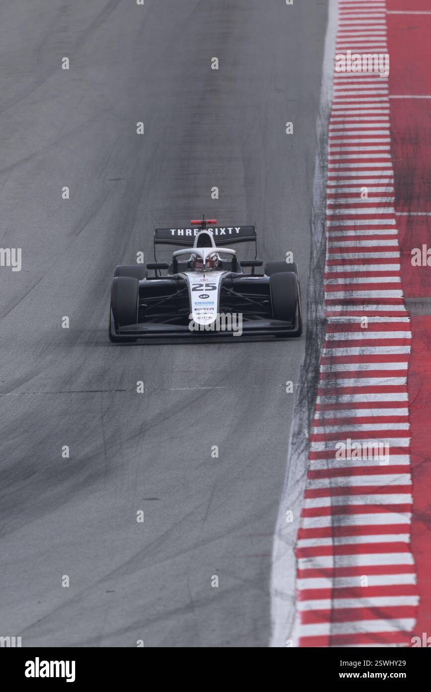BARCELLONA, SPAGNA - 20 FEBBRAIO: Roman Bilinski della Polonia e Rodin Motorsport (25) corrono in pista durante i test di Formula 3 sul circuito di Barcellona-CA Foto Stock