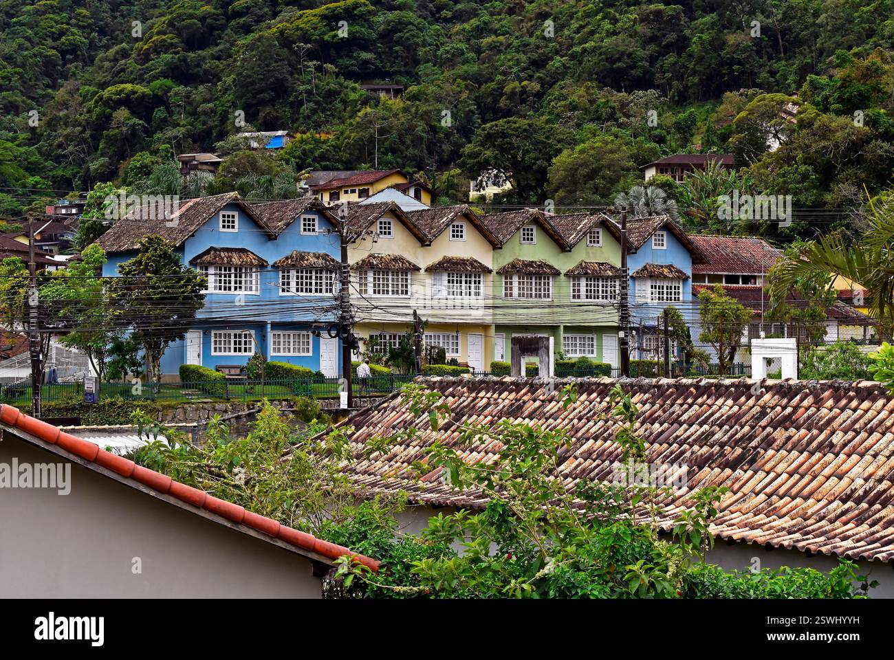 Case con facciate colorate a Teresopolis, Rio de Janeiro, Brasile Foto Stock